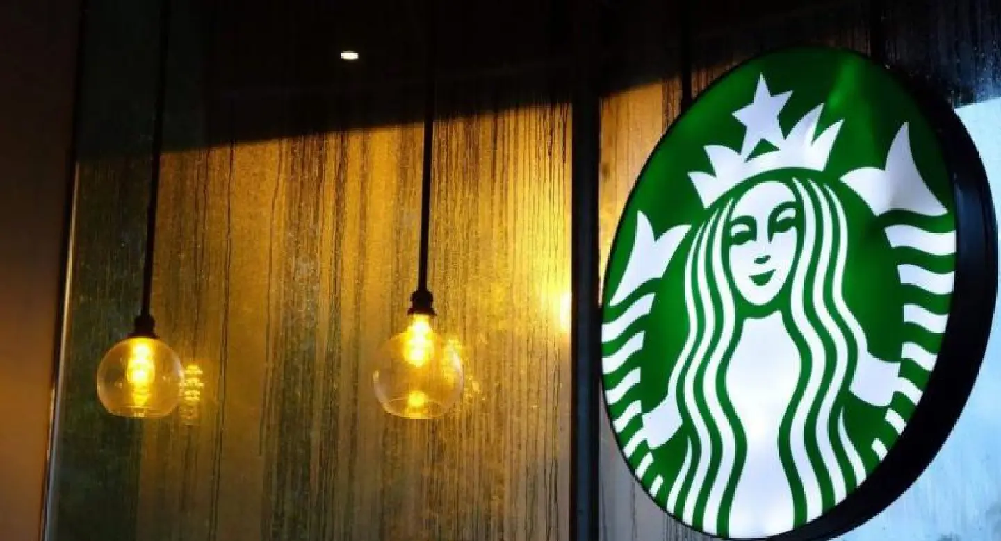 Starbucks to hire 10,000 refugees worldwide after Trump ban Starbucks to hire 10,000 refugees worldwide after Trump ban