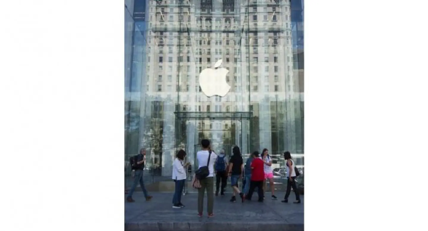 iPhone sales lift Apple to record quarter iPhone sales lift Apple to record quarter