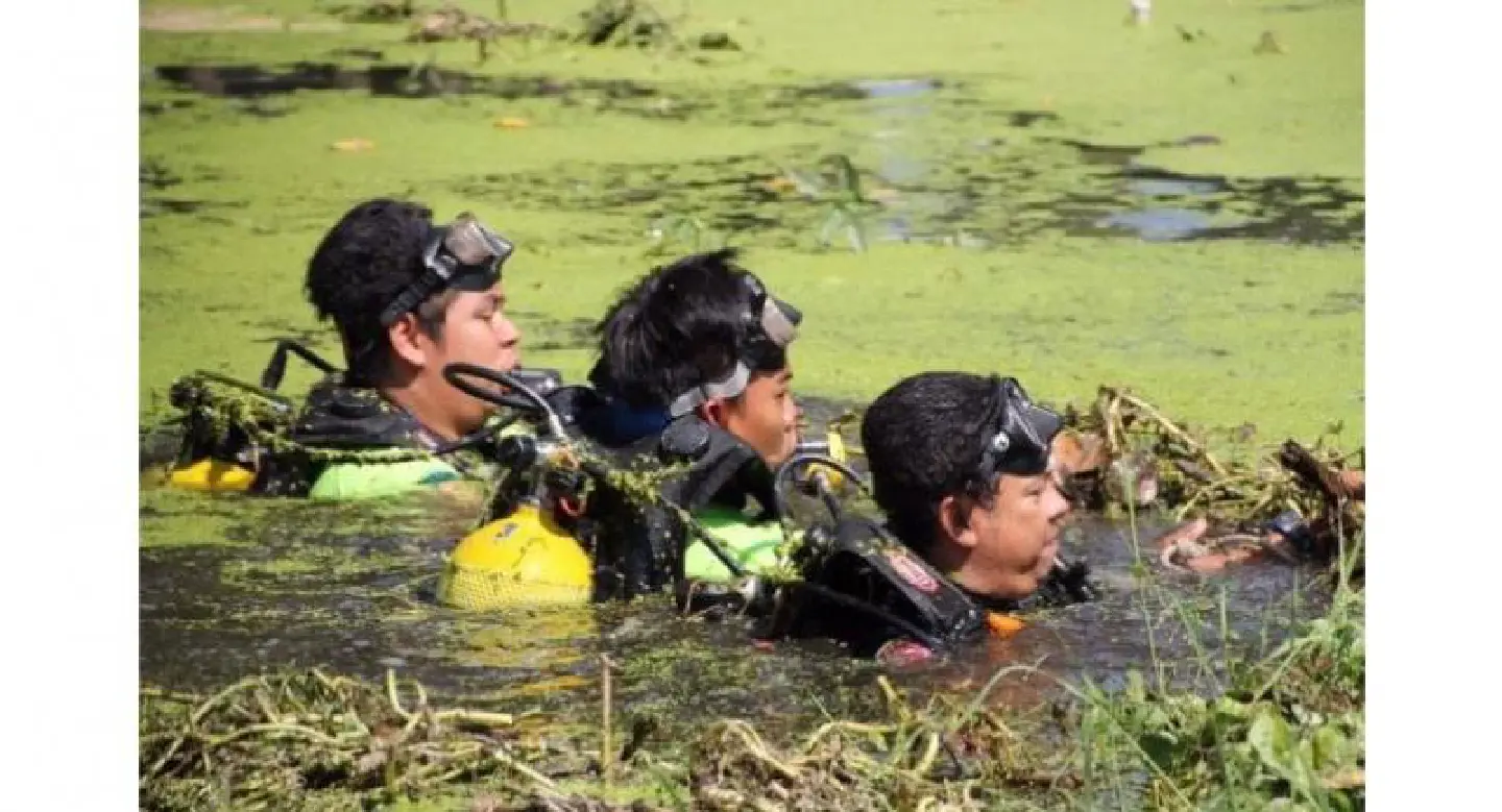 Divers search pond for missing car salesman Divers search pond for missing car salesman
