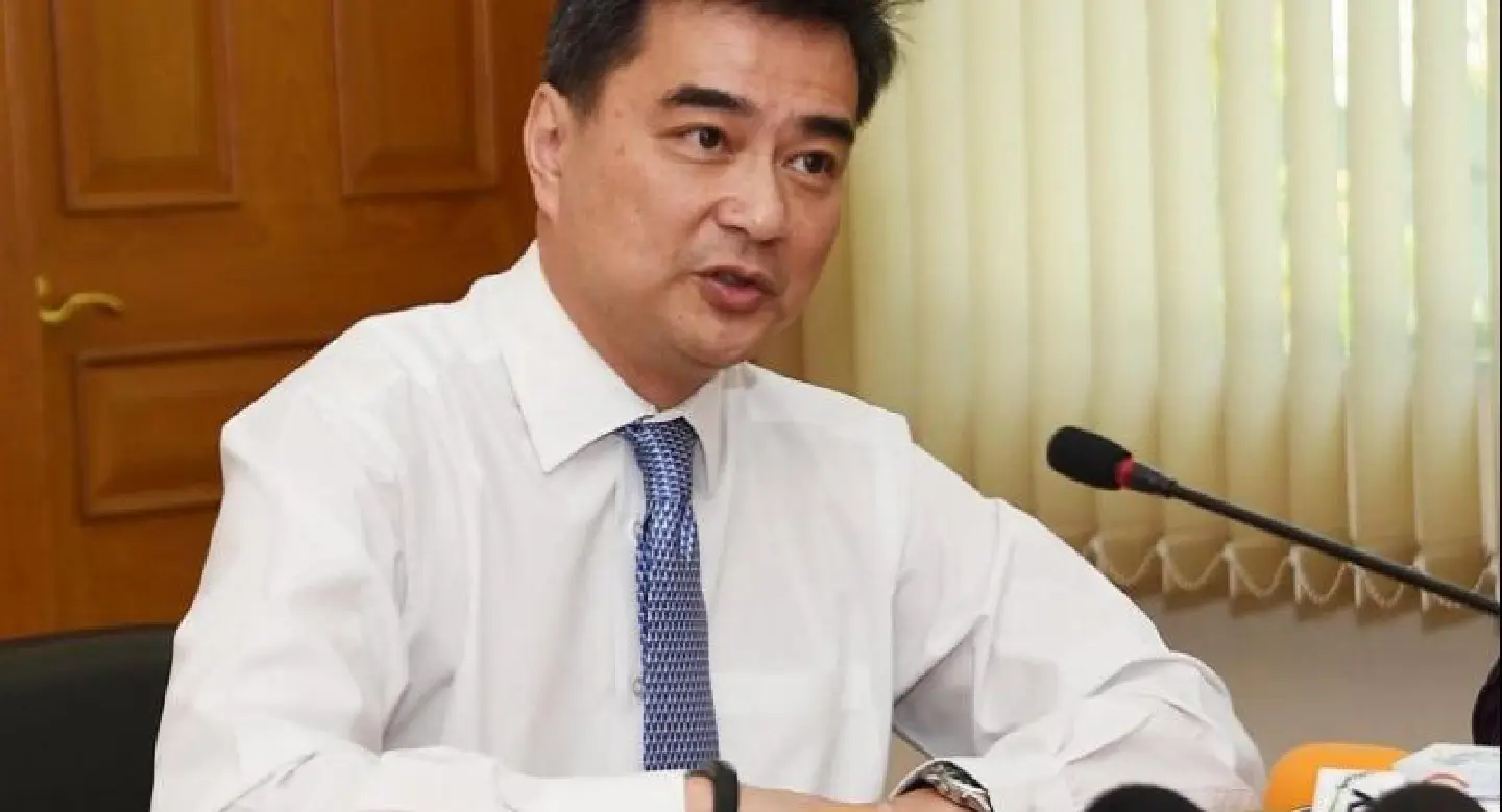 Abhisit opposes Prayut’s idea of lighter charges for bribe-givers Abhisit opposes Prayut’s idea of lighter charges for bribe-givers