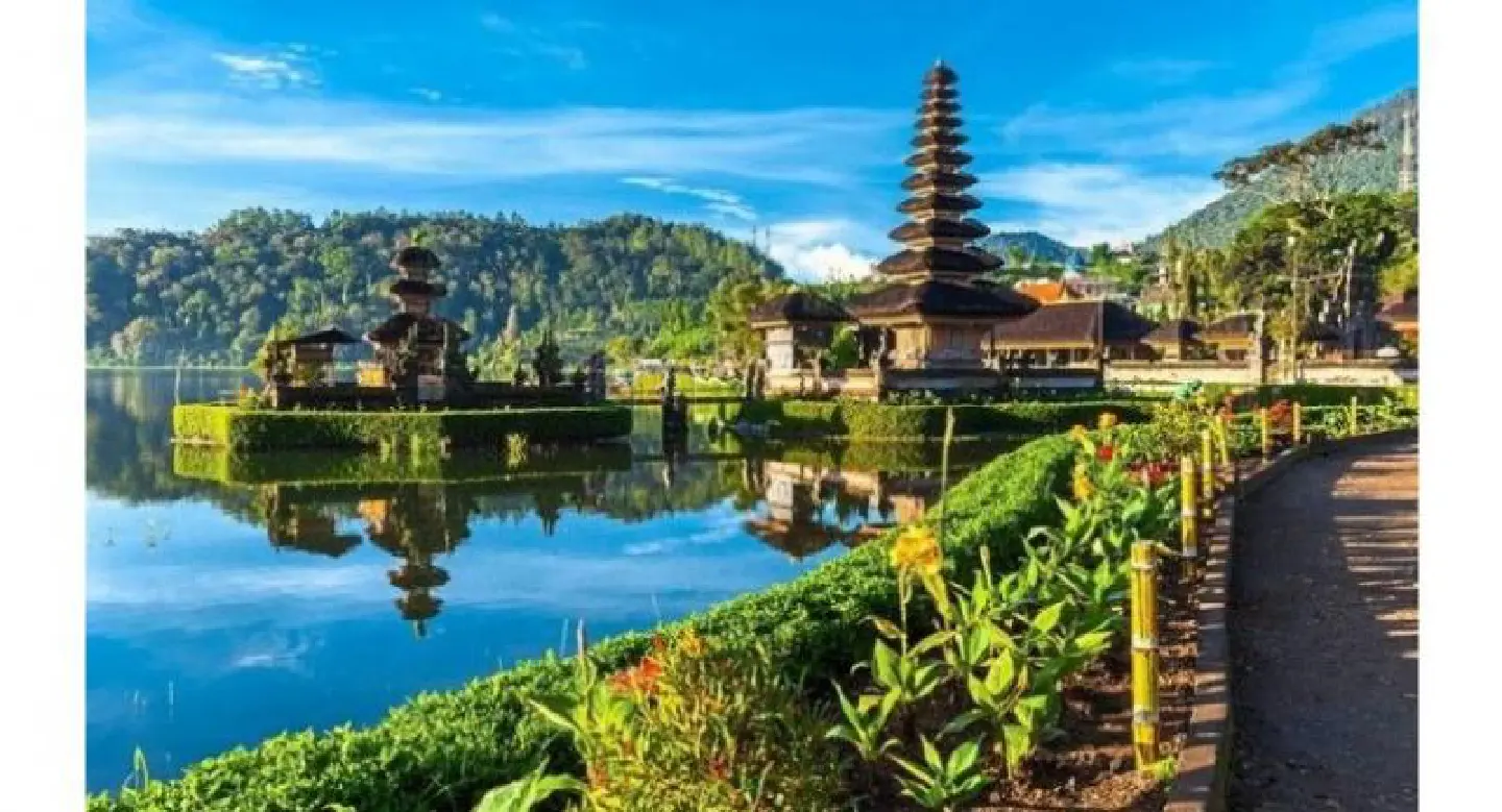 More Asians are travelling around the world More Asians are travelling around the world