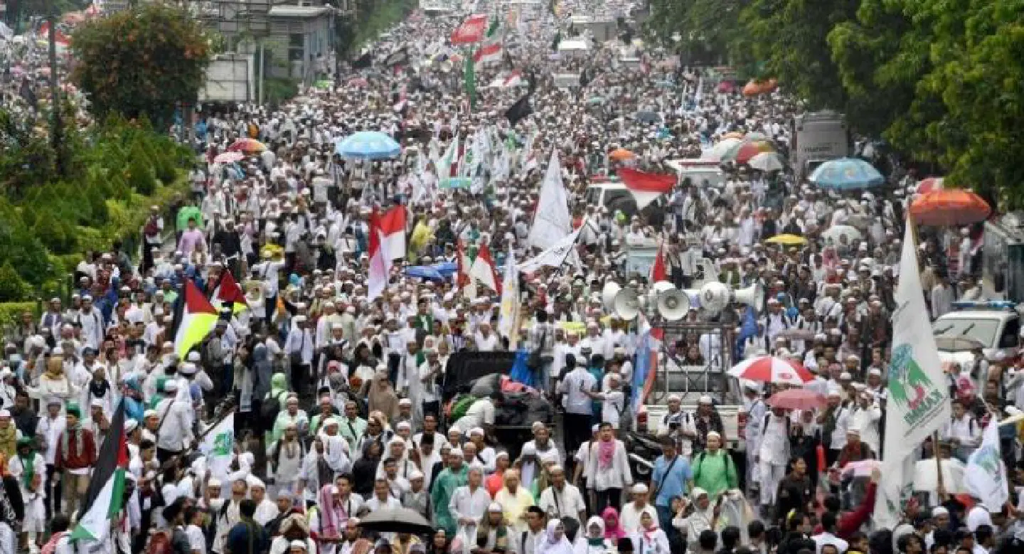 Throngs vow to vote for Muslim leaders in Jakarta election Throngs vow to vote for Muslim leaders in Jakarta election