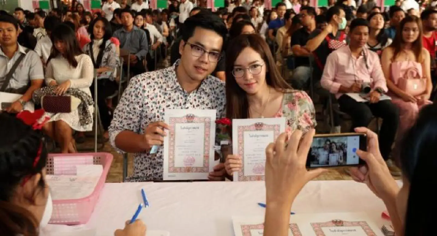 Couples flock to Bang Rak to register marriage Couples flock to Bang Rak to register marriage