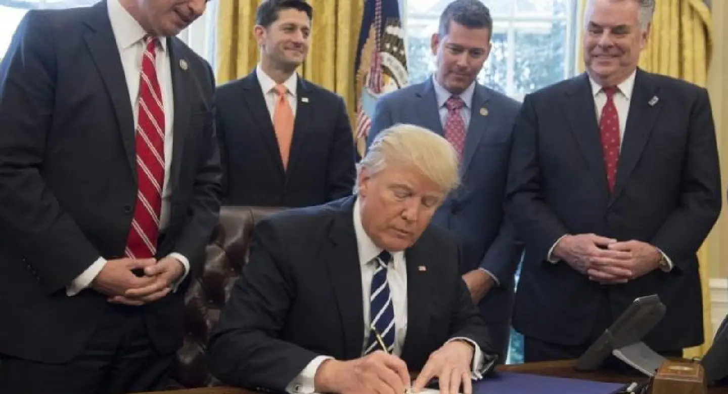 Trump signs measure voiding oil anticorruption rule Trump signs measure voiding oil anticorruption rule