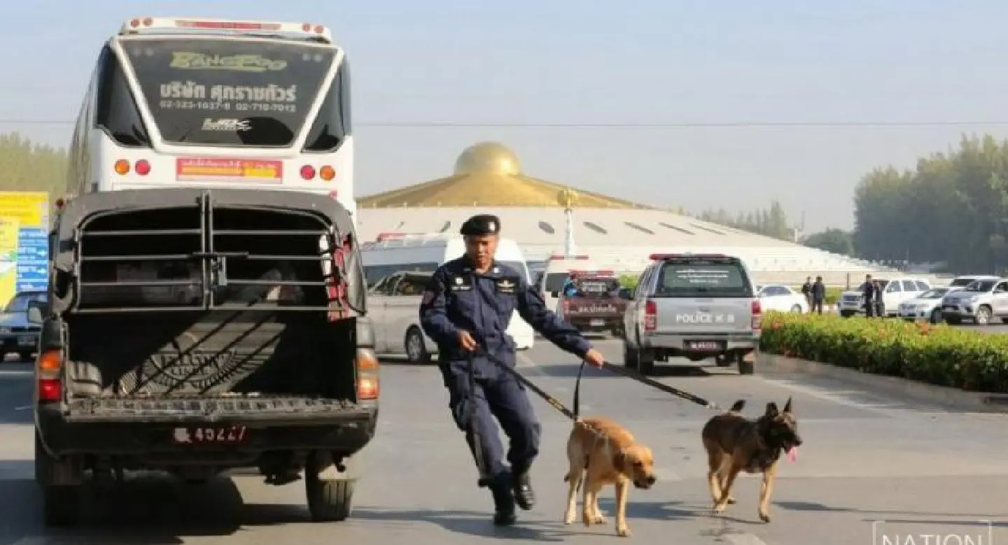 DSI enters Gate 7 to search for Phra Dhammachayo DSI enters Gate 7 to search for Phra Dhammachayo