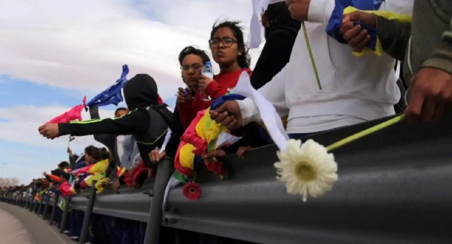 Mexicans form 'human wall' along US border to protest Trump Mexicans form 'human wall' along US border to protest Trump