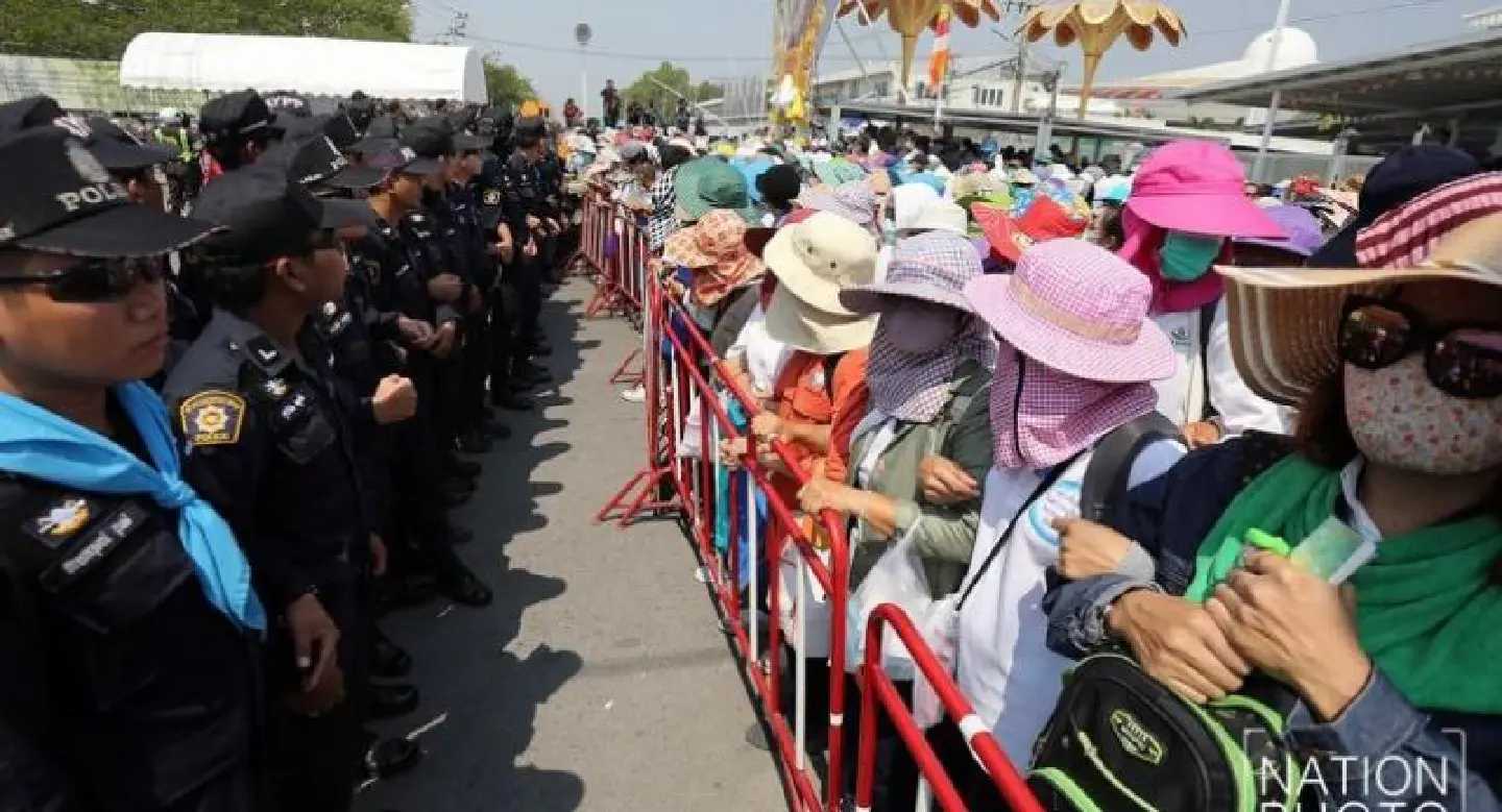 1,500 followers break official line into Dhammakaya Temple 1,500 followers break official line into Dhammakaya Temple