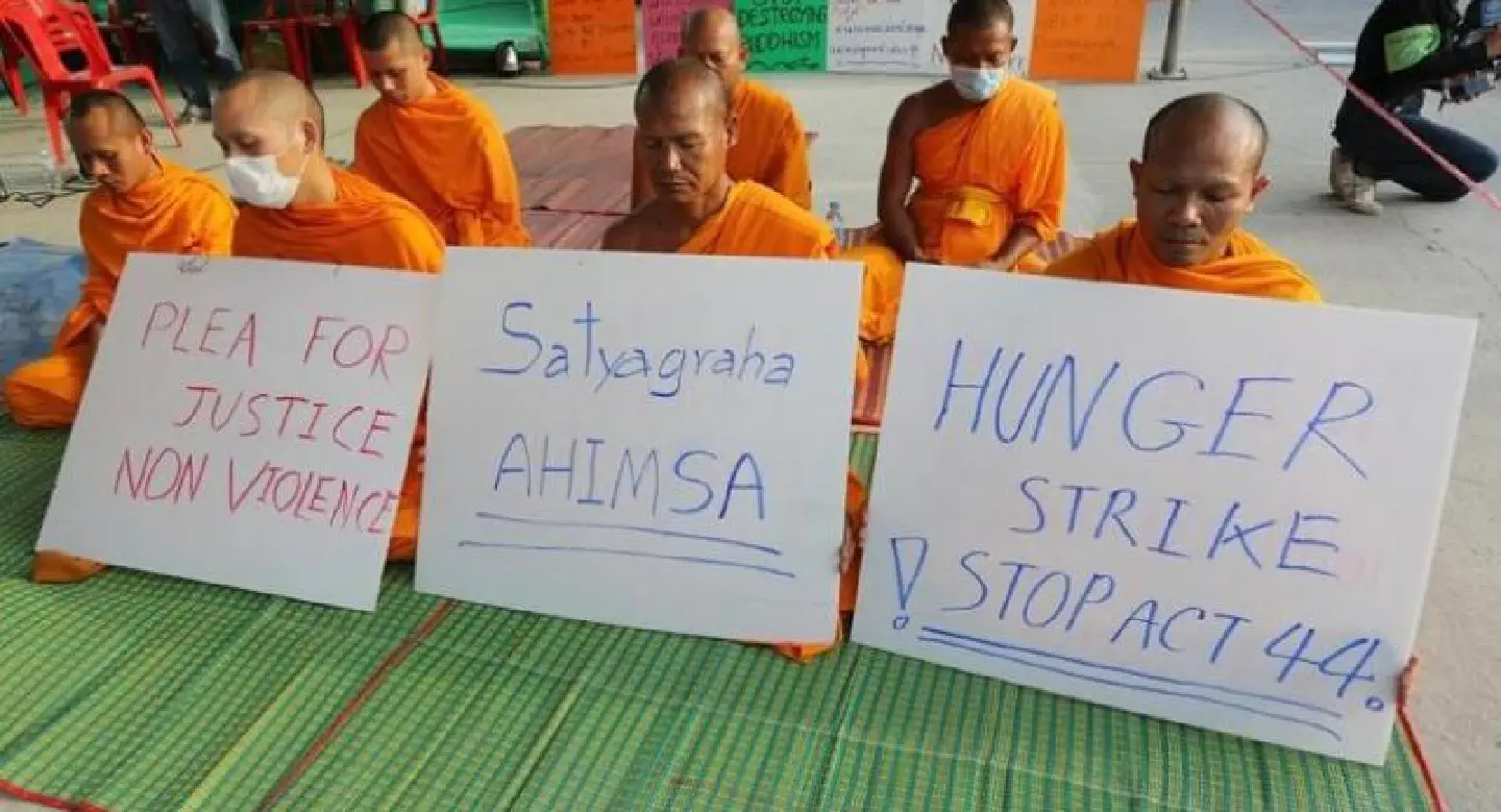 Seven Dhammakaya monks stage hunger strike Seven Dhammakaya monks stage hunger strike