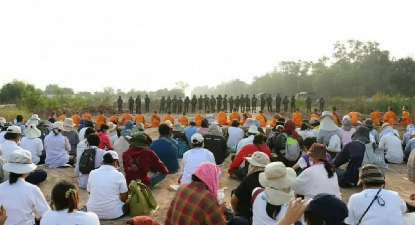 50 troops fail to enter building inside Dhammakaya Temple 50 troops fail to enter building inside Dhammakaya Temple