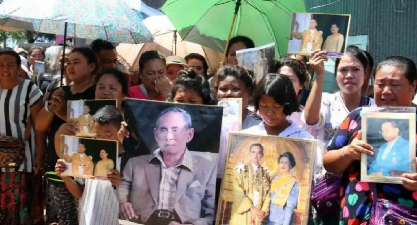 Sea gypsies block demolition of two homes in Phuket’s Rawai area Sea gypsies block demolition of two homes in Phuket’s Rawai area