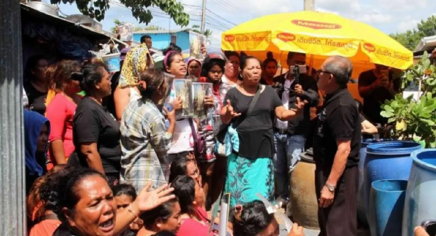 Sea gypsies block home demolition 