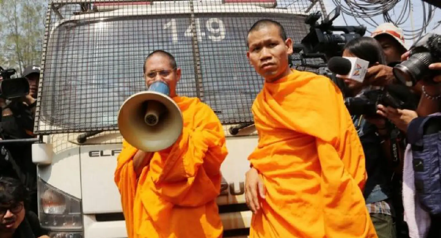 Dhammakaya devotees steal a march over DSI in social media war Dhammakaya devotees steal a march over DSI in social media war