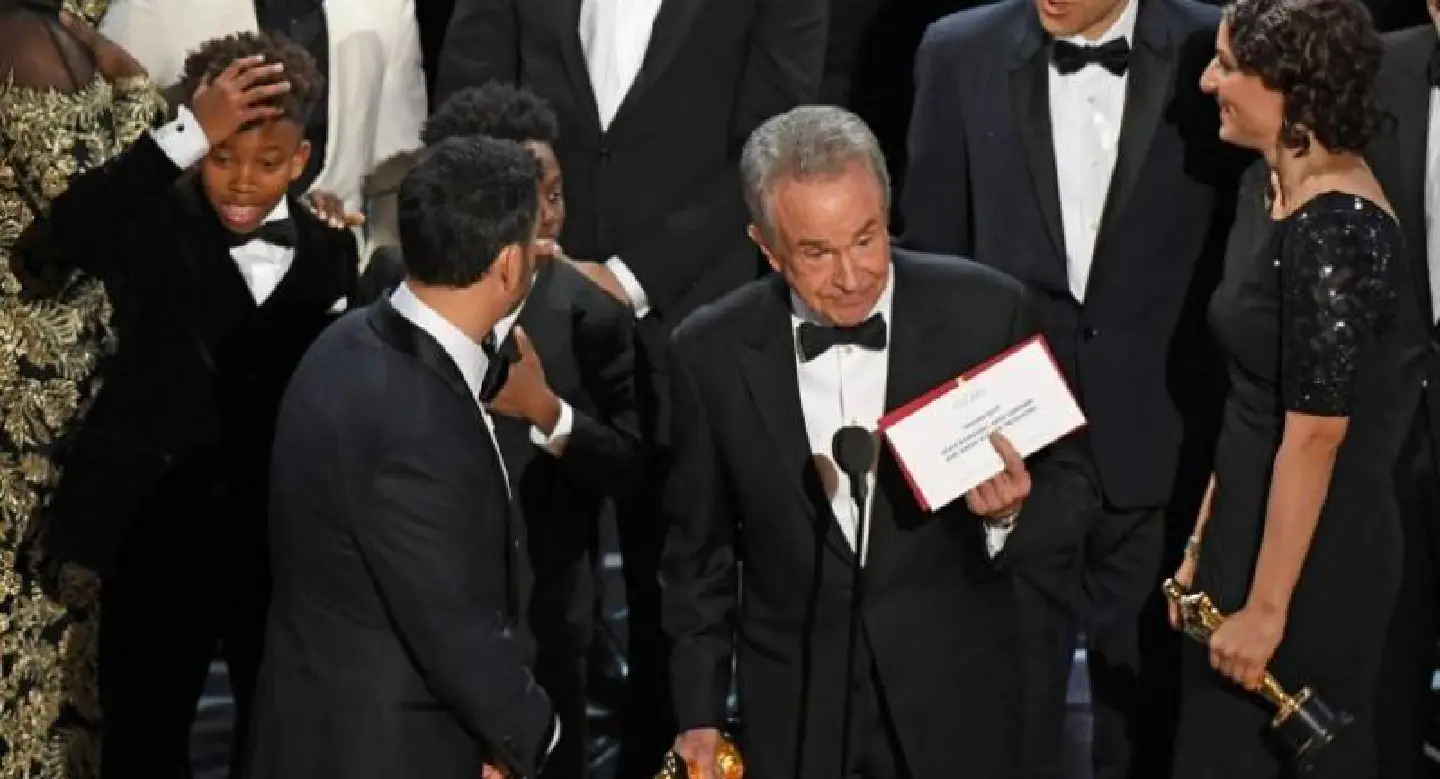 'Moonlight' wins best picture Oscar after stunning error 'Moonlight' wins best picture Oscar after stunning error