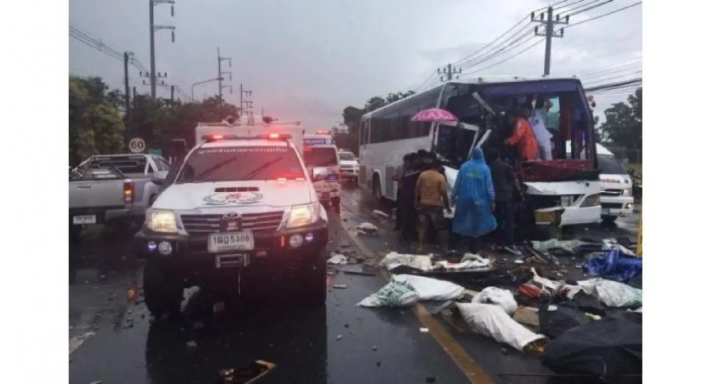 Phuket bus, six-wheeler in rainy head-on collision Phuket bus, six-wheeler in rainy head-on collision