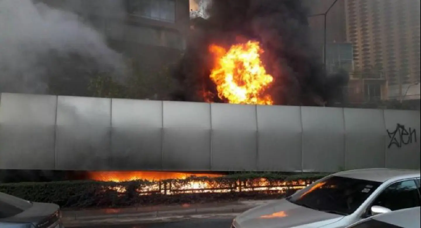 Fire under Thai-Belgian flyover causes traffic snarl on Rama IV road Fire under Thai-Belgian flyover causes traffic snarl on Rama IV road