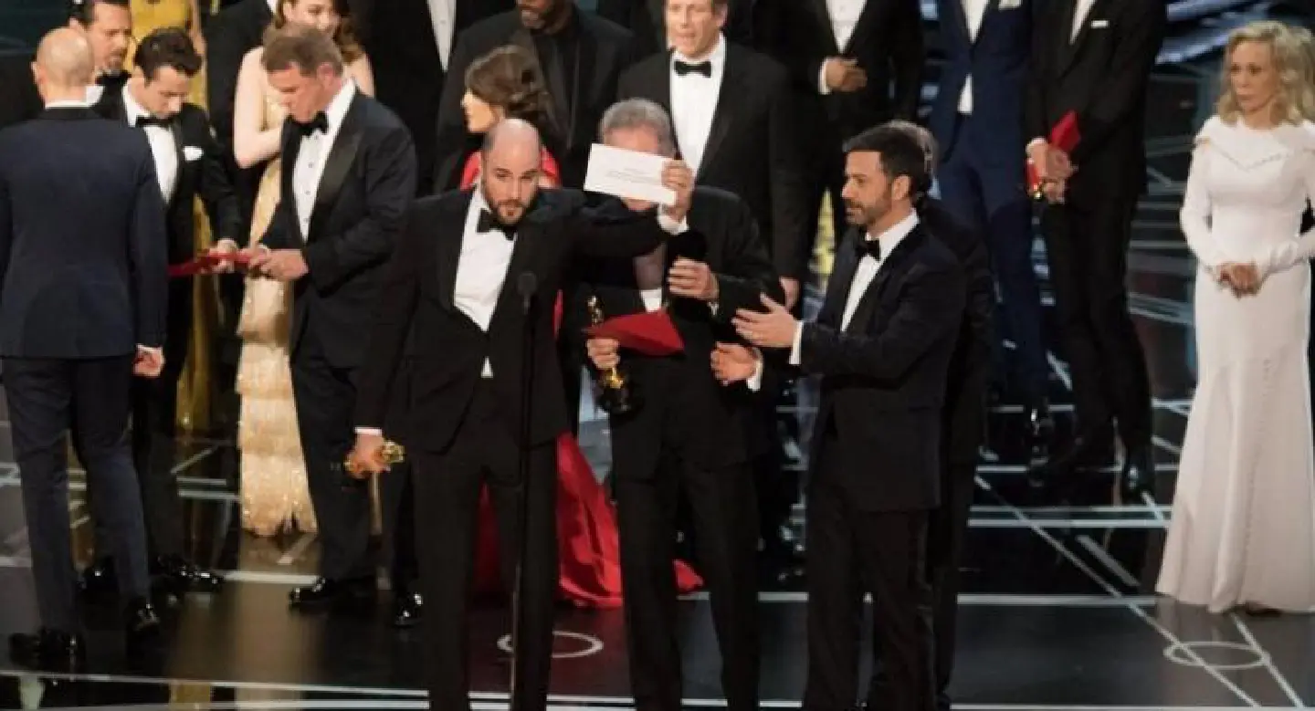 'Moonlight' wins best picture as Oscars ends in chaos 'Moonlight' wins best picture as Oscars ends in chaos