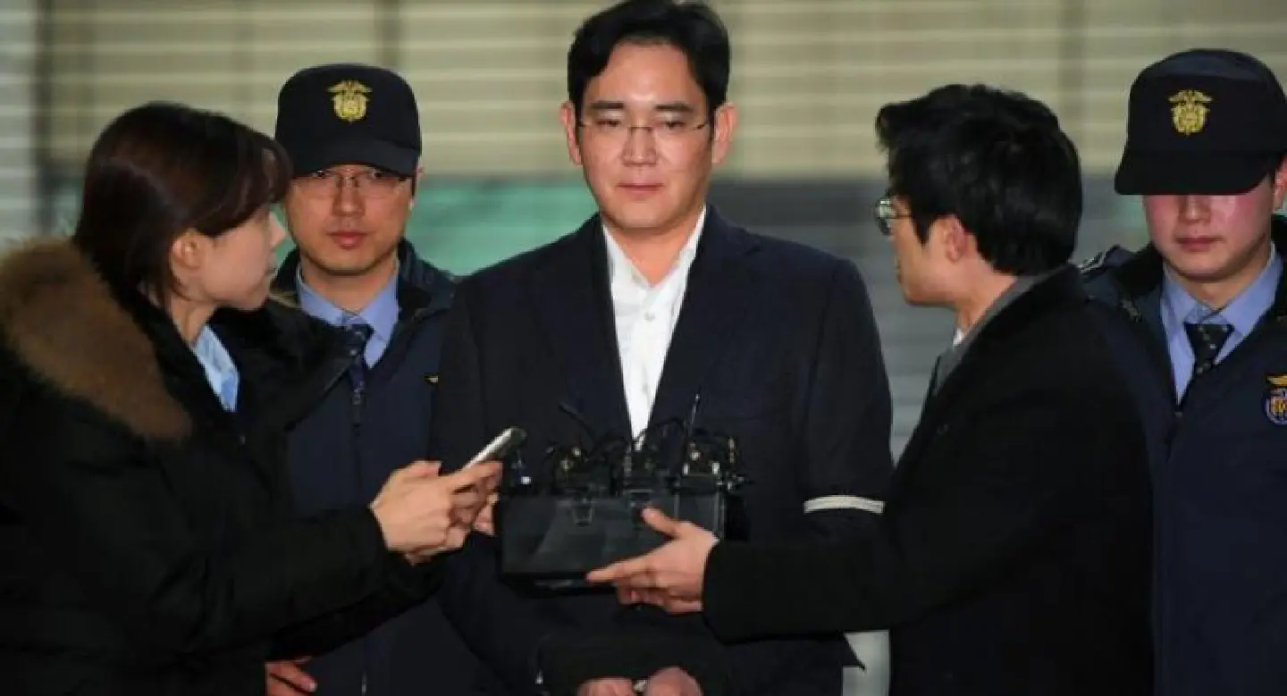 Samsung heir indicted for bribery, embezzlement Samsung heir indicted for bribery, embezzlement