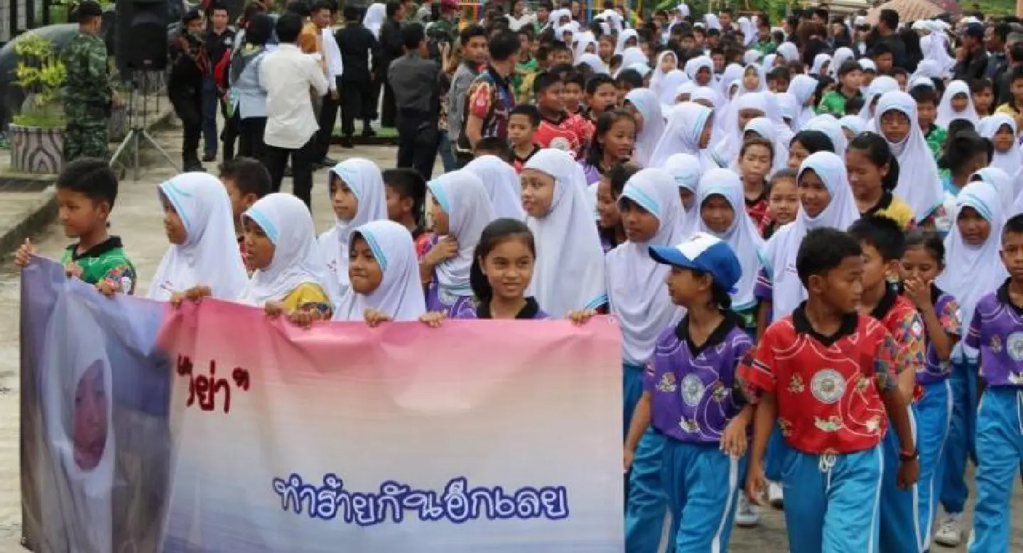 Hundreds march as shooting of boy shocks Thai south Hundreds march as shooting of boy shocks Thai south