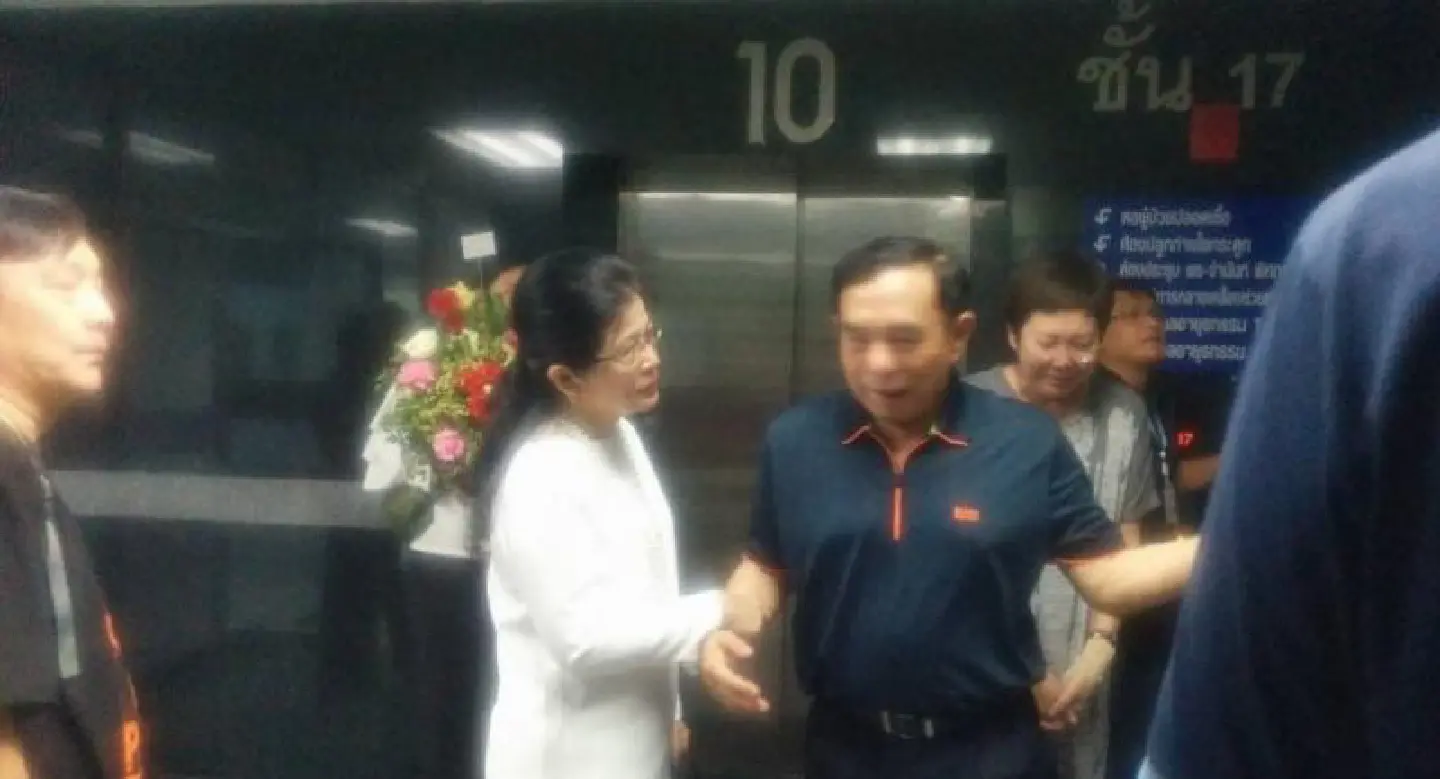 Well-wishers flock to visit veteran journalist Yuwadee in hospital Well-wishers flock to visit veteran journalist Yuwadee in hospital