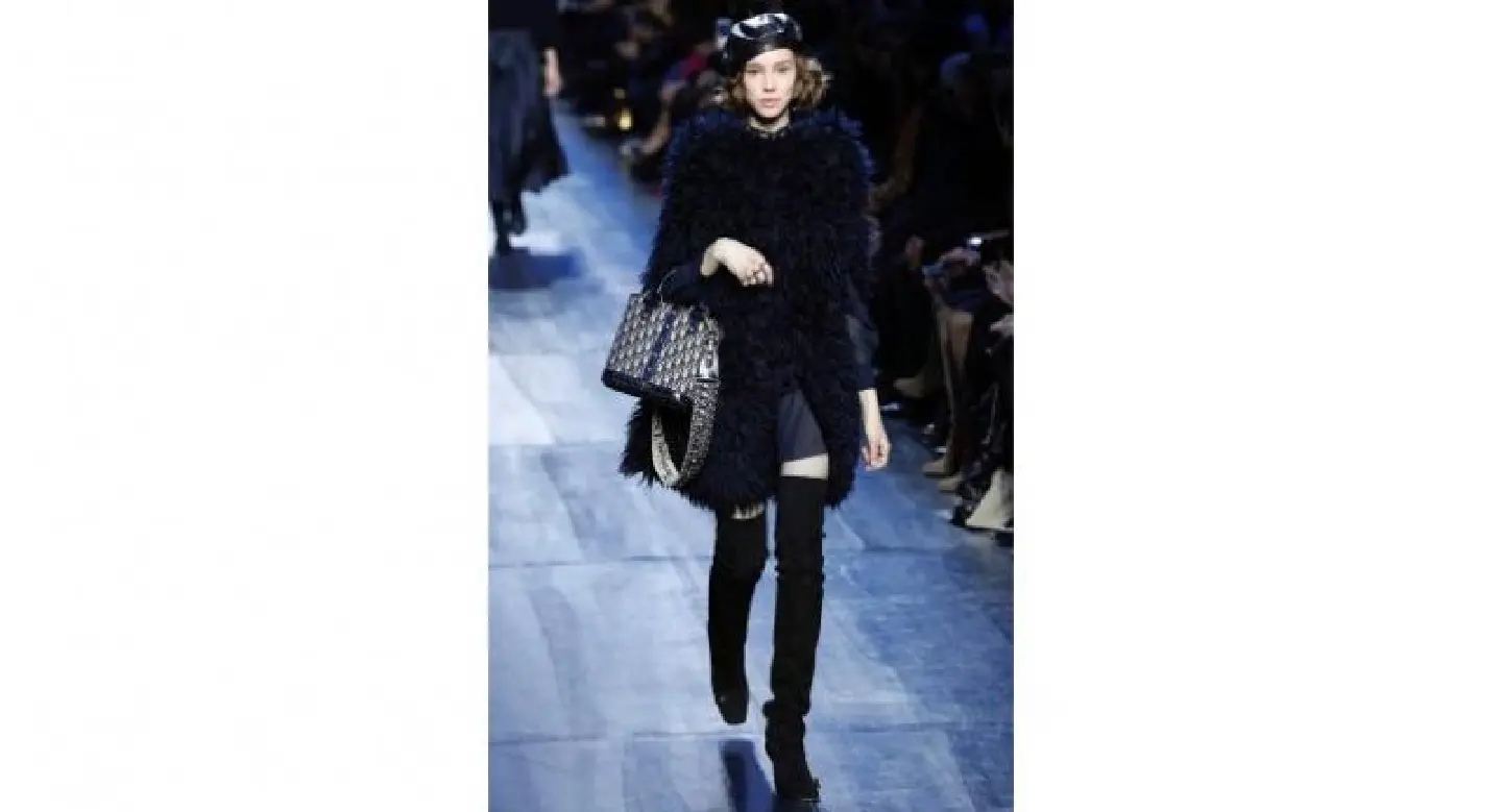 Dior in blue jeans raises the black beret of revolt