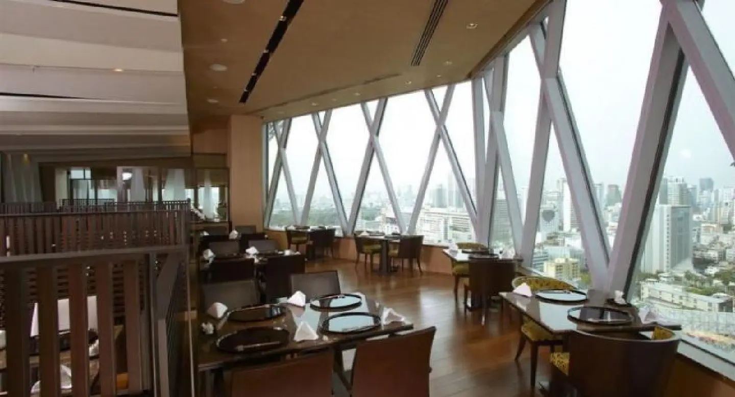 High-fives for the Okura Prestige High-fives for the Okura Prestige