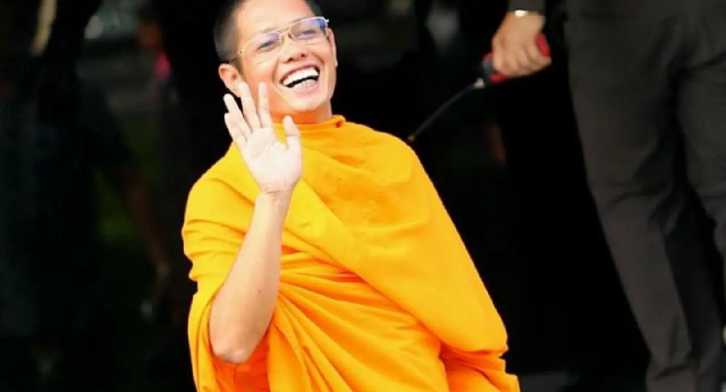 Followed by supporters, Dhammakaya monk surrenders to police Followed by supporters, Dhammakaya monk surrenders to police