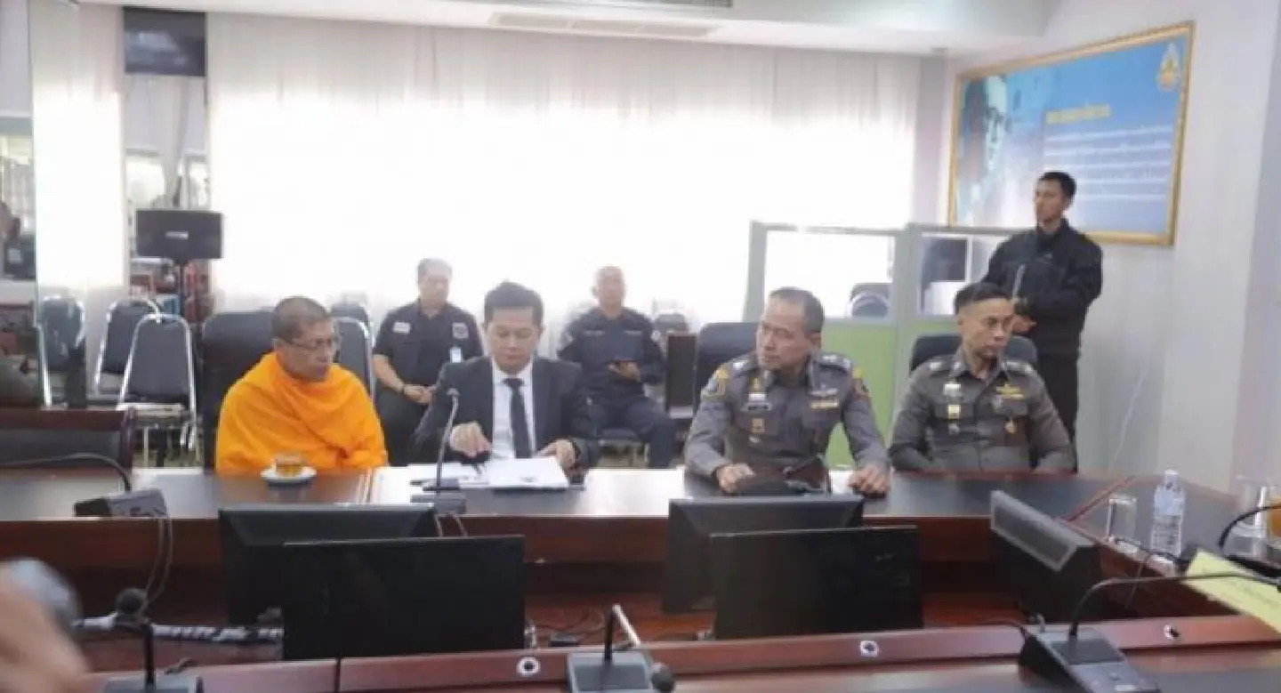 Phra Sanitwong turns himself in at CSD Phra Sanitwong turns himself in at CSD