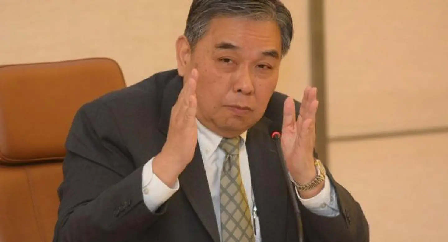Minister passes the buck in Thaksin tax drama Minister passes the buck in Thaksin tax drama