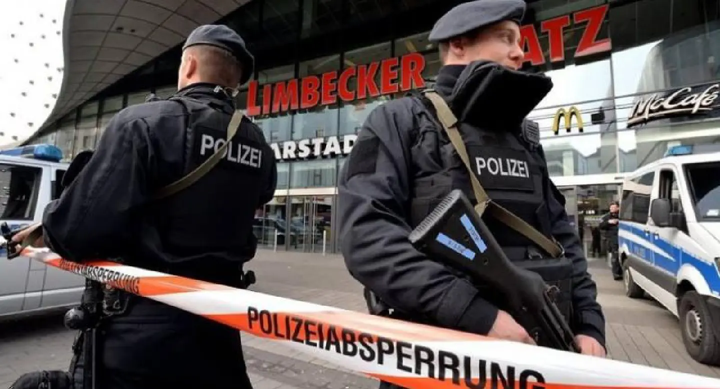 Germany shuts down shopping mall over attack threat Germany shuts down shopping mall over attack threat