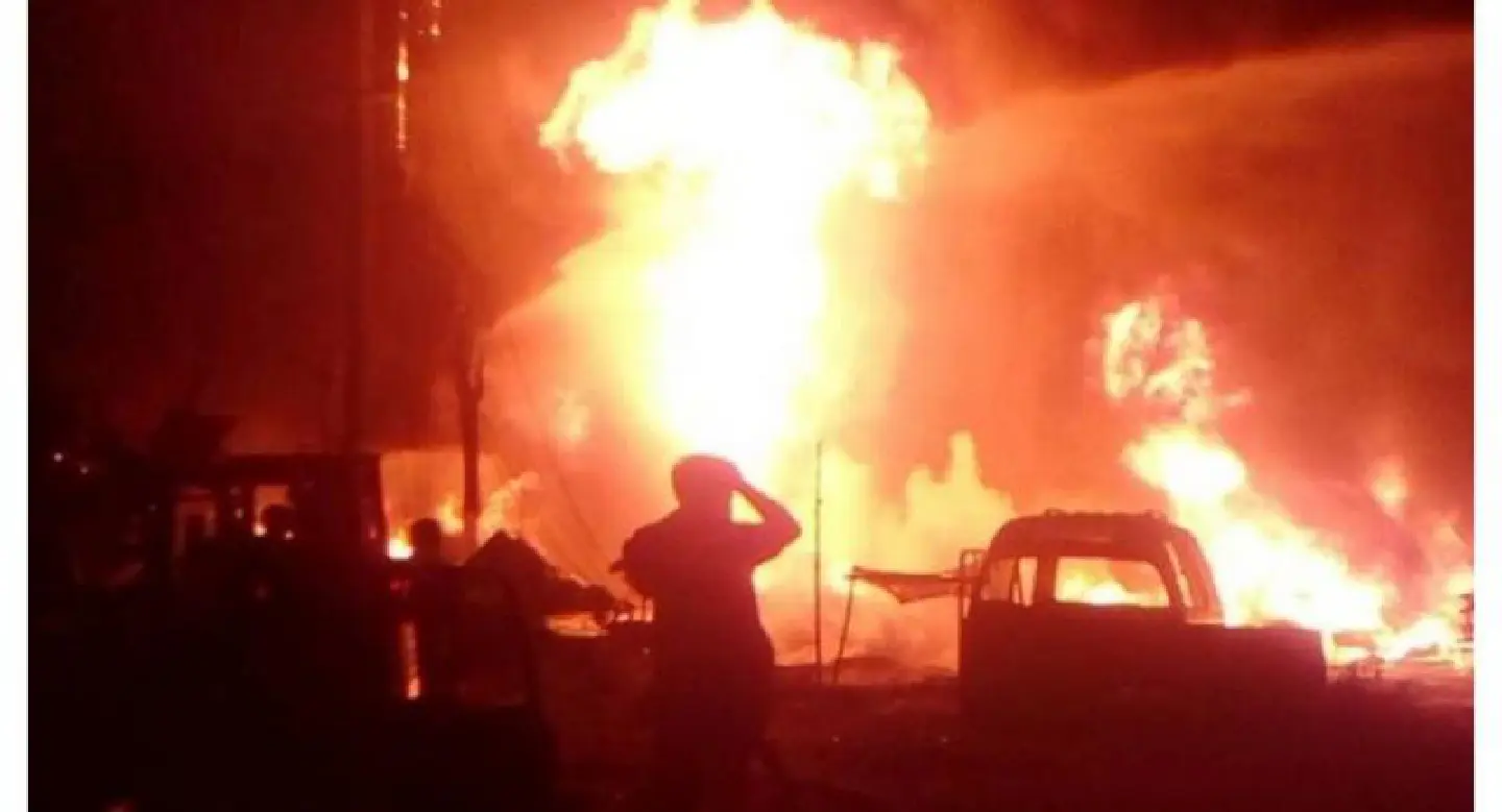Roadside fire destroys garage, garbage bin shop in Phitsanulok