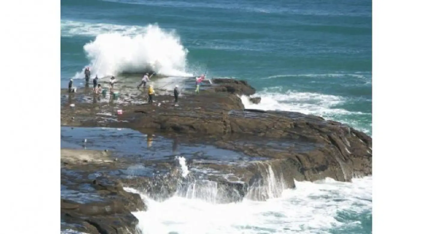 Thai student drowned while rock fishing in Australia Thai student drowned while rock fishing in Australia