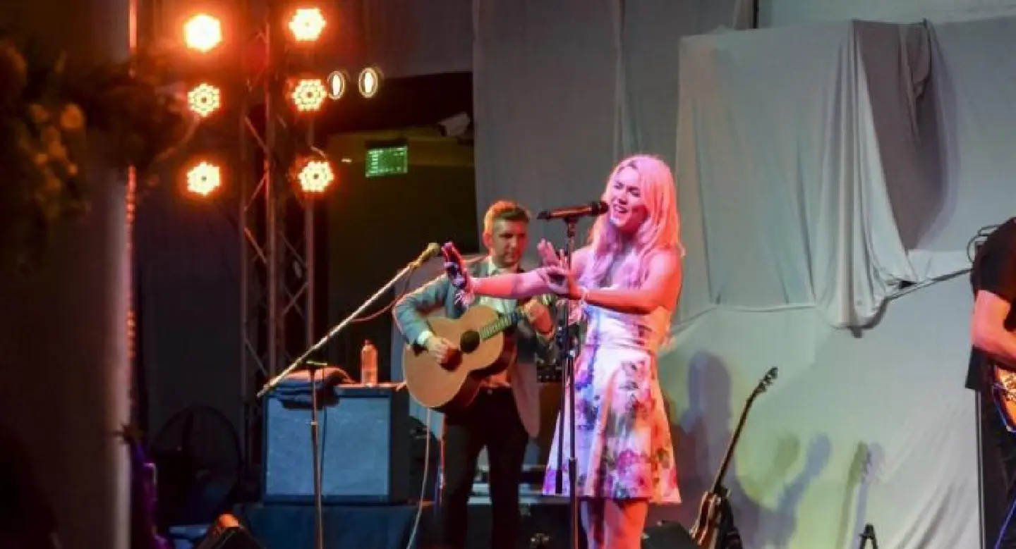 Joss Stone can charm the birds Joss Stone can charm the birds
