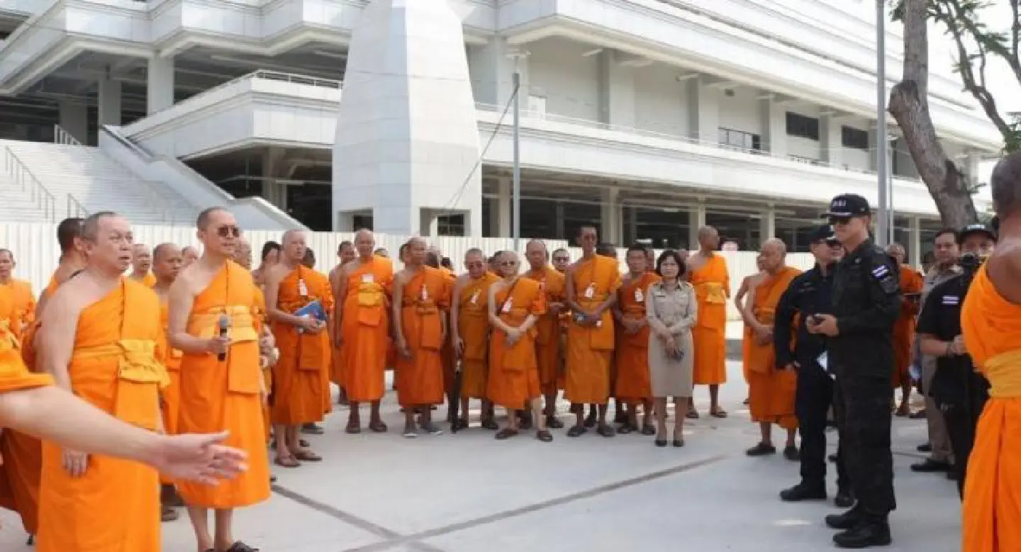 10 Dhammakaya monks report to face charges of resisting NCPO order 10 Dhammakaya monks report to face charges of resisting NCPO order