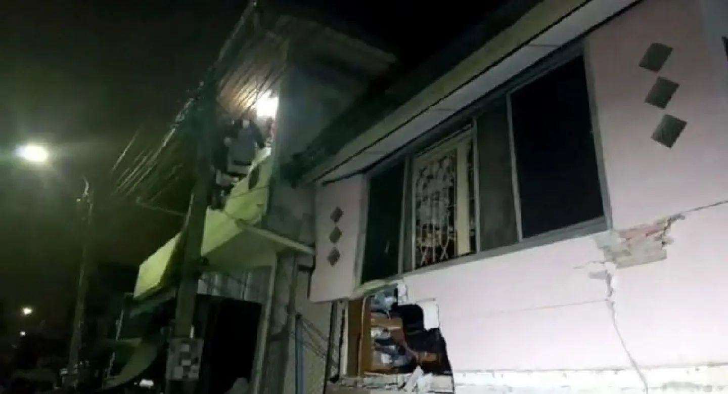 Apartment building partially collapses in Ramkhamhaeng Apartment building partially collapses in Ramkhamhaeng