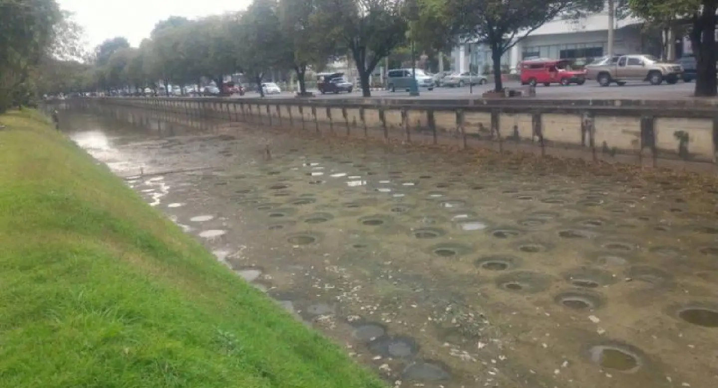 Khu Muang canal gets Songkran clean Khu Muang canal gets Songkran clean