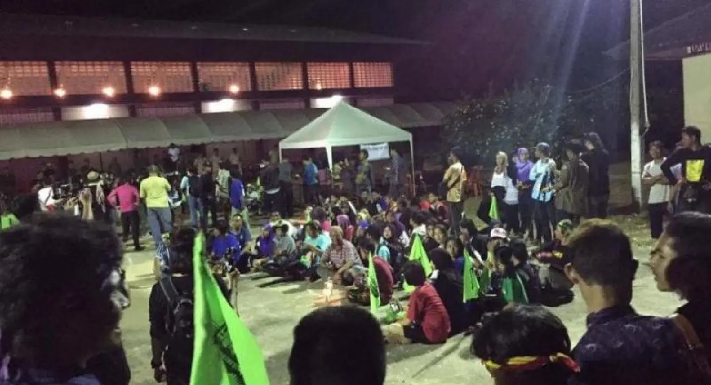 Protesters occupy Pak Bara project's hearing venue Protesters occupy Pak Bara project's hearing venue
