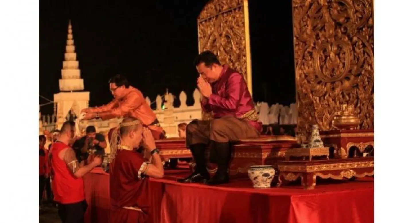 Thai kick boxers pay respect Thai kick boxers pay respect