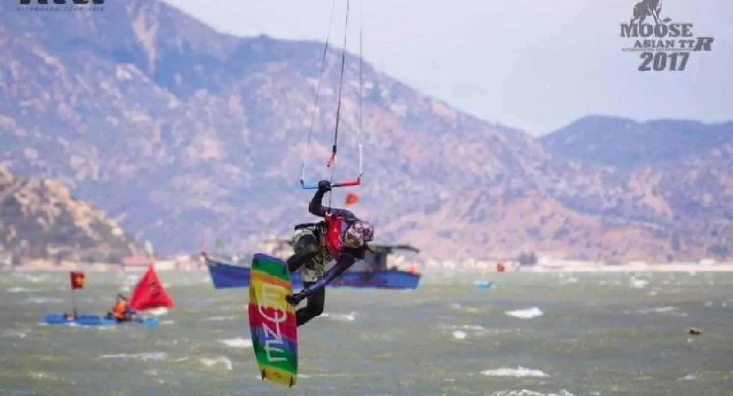 Kiteboarders head to Pranburi Kiteboarders head to Pranburi