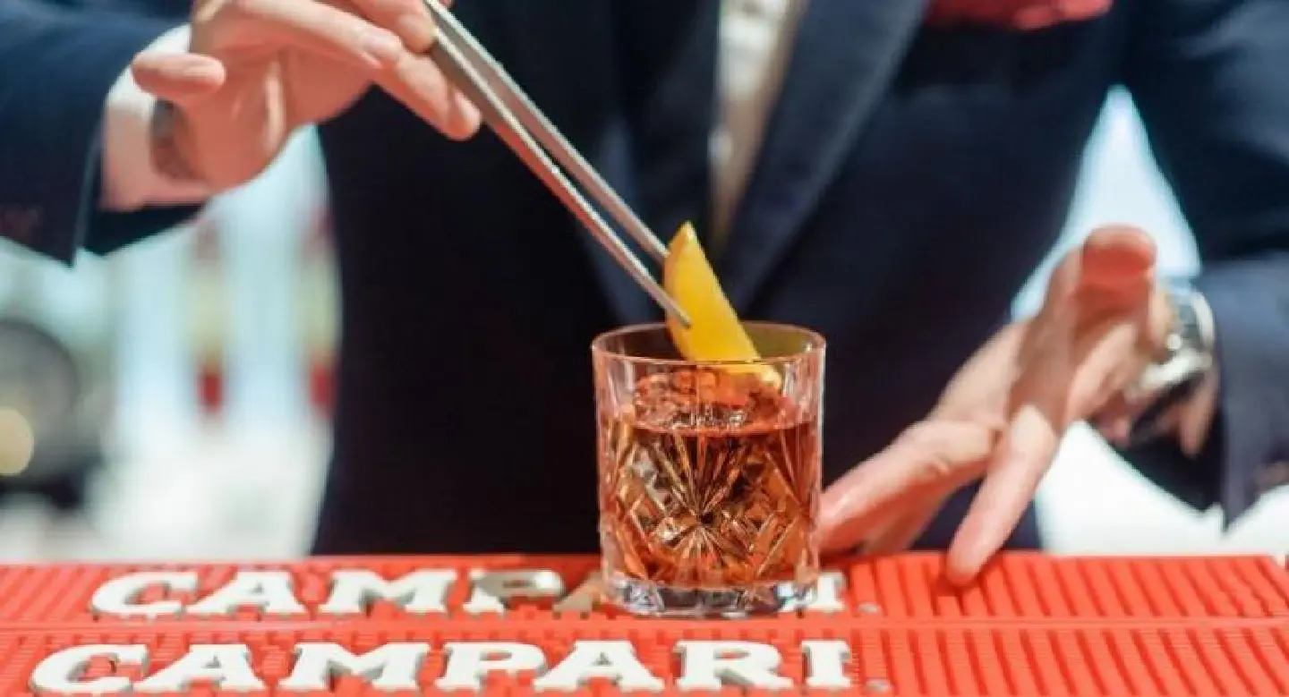 Opening the appetite with a negroni 