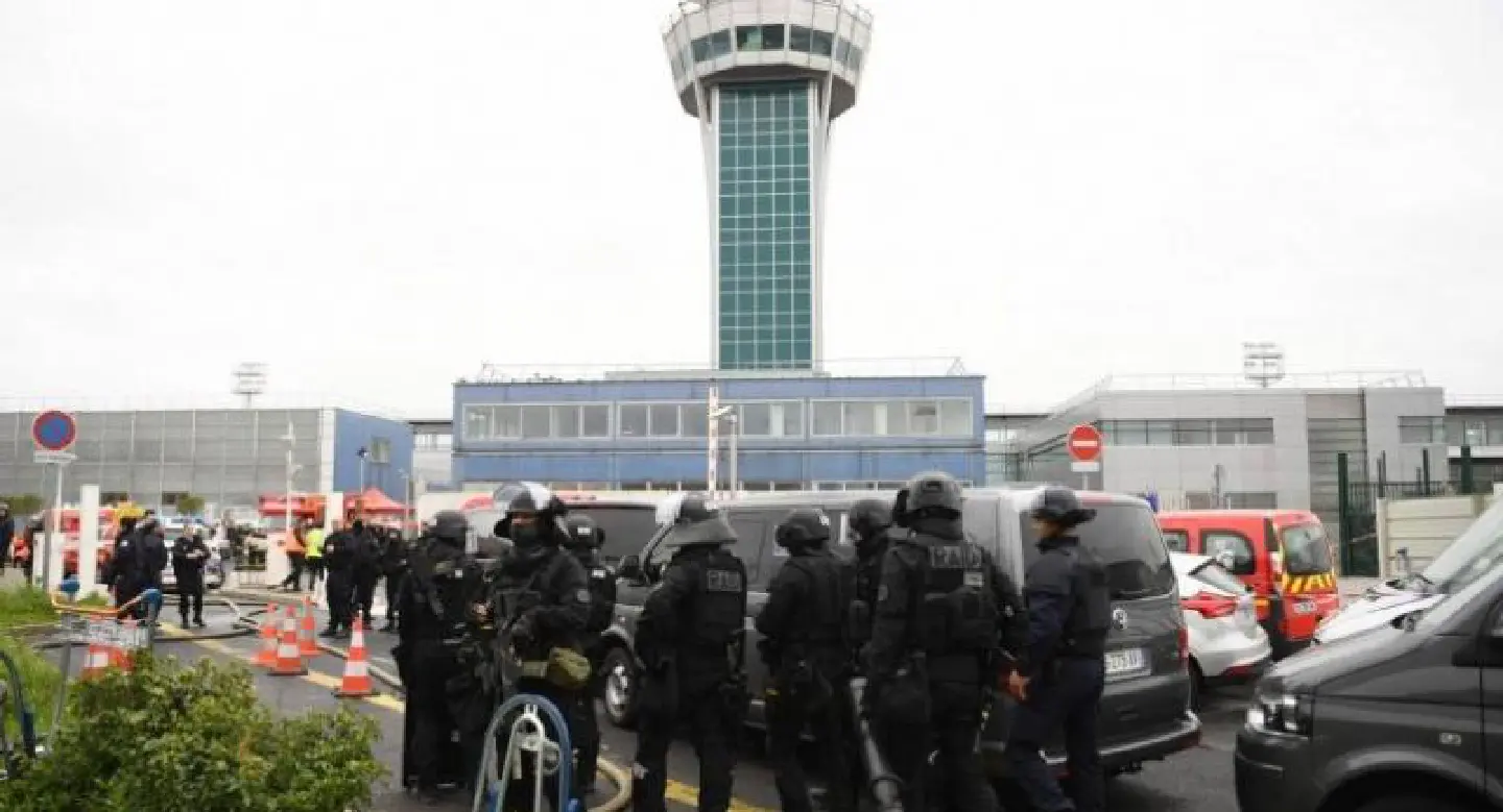 Man shot dead at Paris Orly airport after taking soldier's gun: official Man shot dead at Paris Orly airport after taking soldier's gun: official