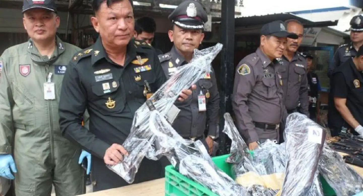 Weapons cache seized from Pathum Thani house used by red-shirt fugitive Weapons cache seized from Pathum Thani house used by red-shirt fugitive