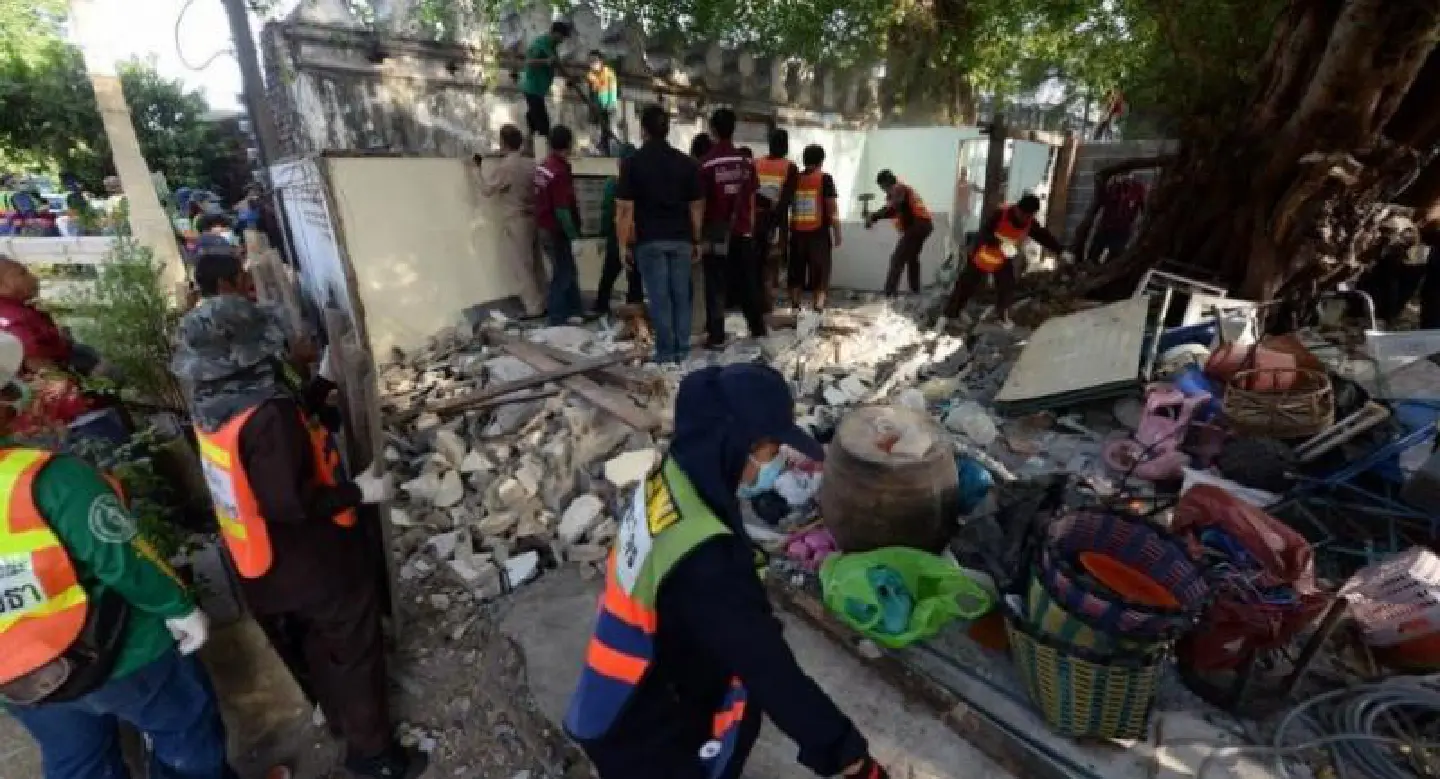 Four Mahakan Fort homes levelled Four Mahakan Fort homes levelled
