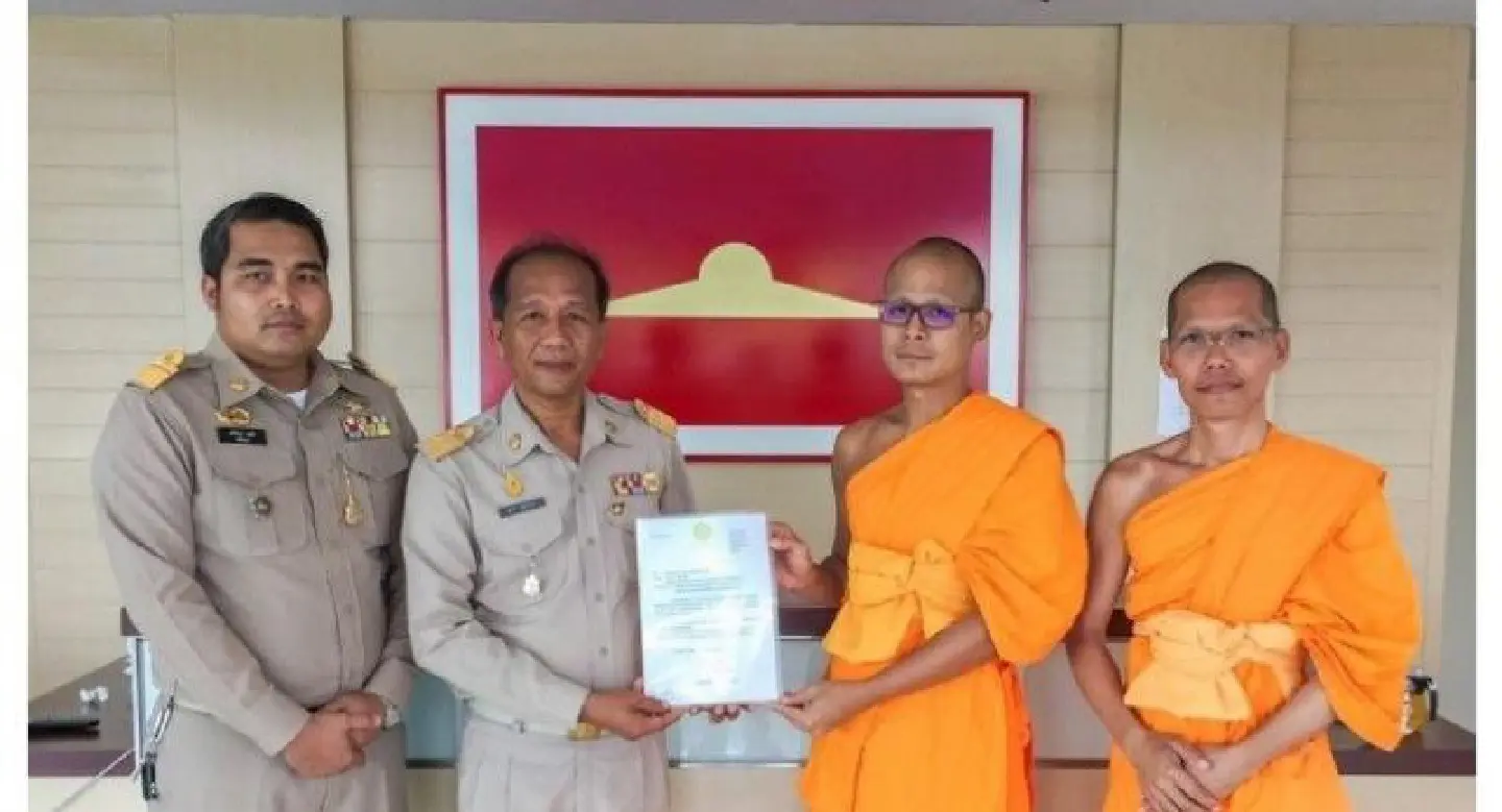 Both Dhammachayo and Thatthacheevo stripped of monastic fans