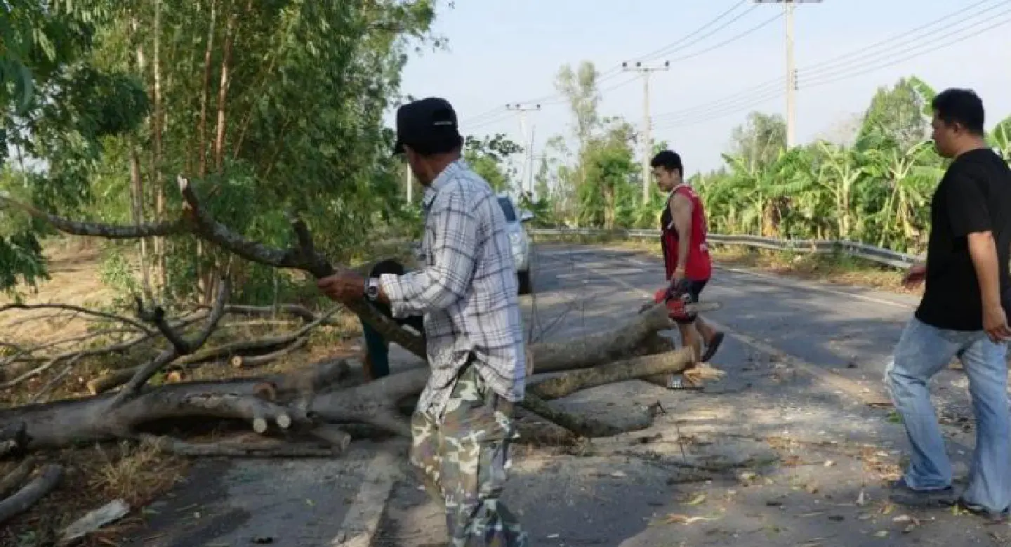 Thunderstorms damage over 100 houses in Sukhothai Thunderstorms damage over 100 houses in Sukhothai