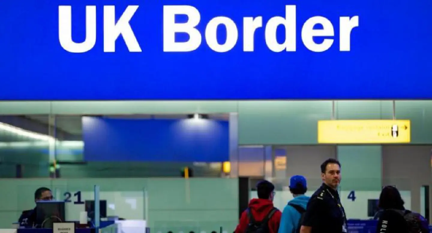 UK issues laptop, tablet flight ban after US warning UK issues laptop, tablet flight ban after US warning