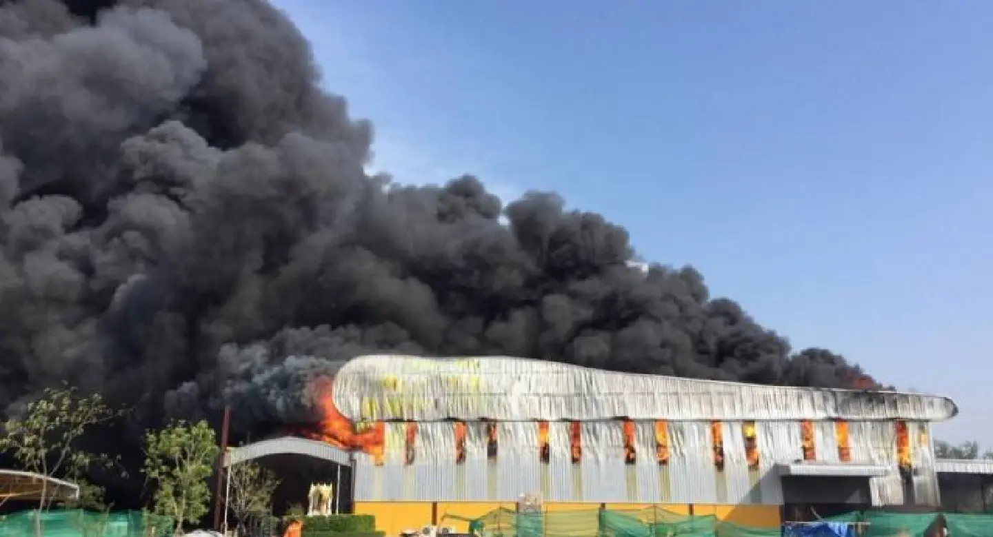Huge fire at plastic mould factory in Chon Buri Huge fire at plastic mould factory in Chon Buri