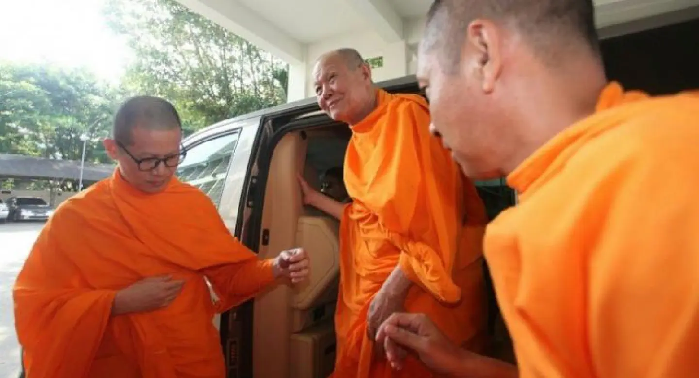 ‘Outsider’ abbot sought for Dhammakaya ‘Outsider’ abbot sought for Dhammakaya