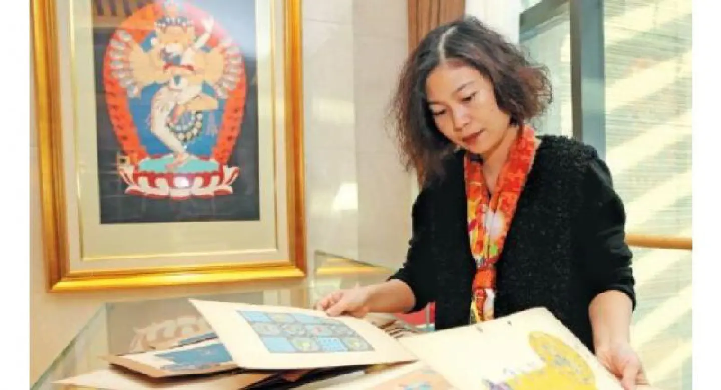  Scarves bring  Silk Road to life