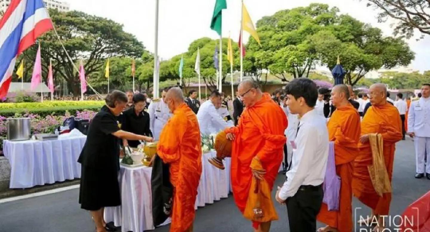 Princess offers alms to mark Chula’s 100th anniversary Princess offers alms to mark Chula’s 100th anniversary