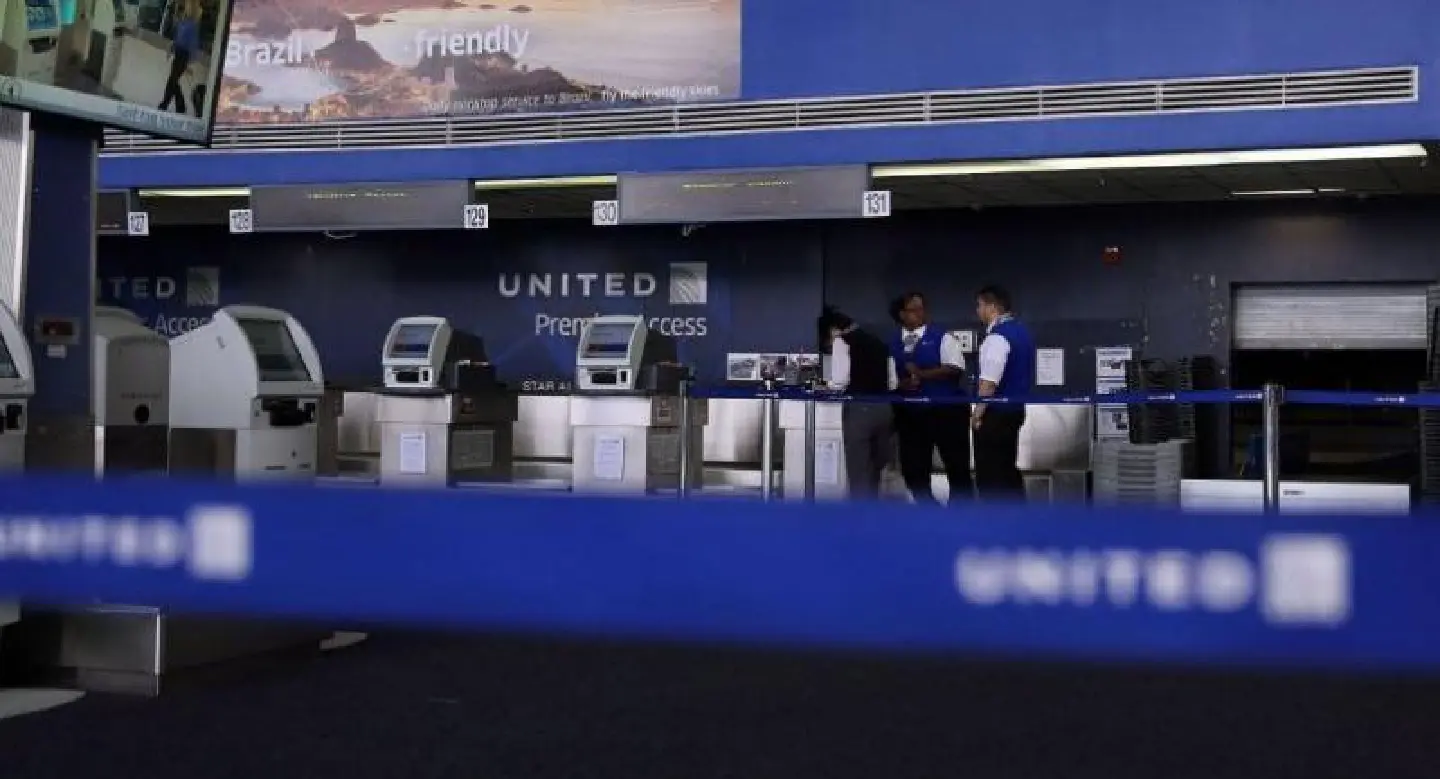United Air bars girls with leggings, ignites Twitter storm United Air bars girls with leggings, ignites Twitter storm